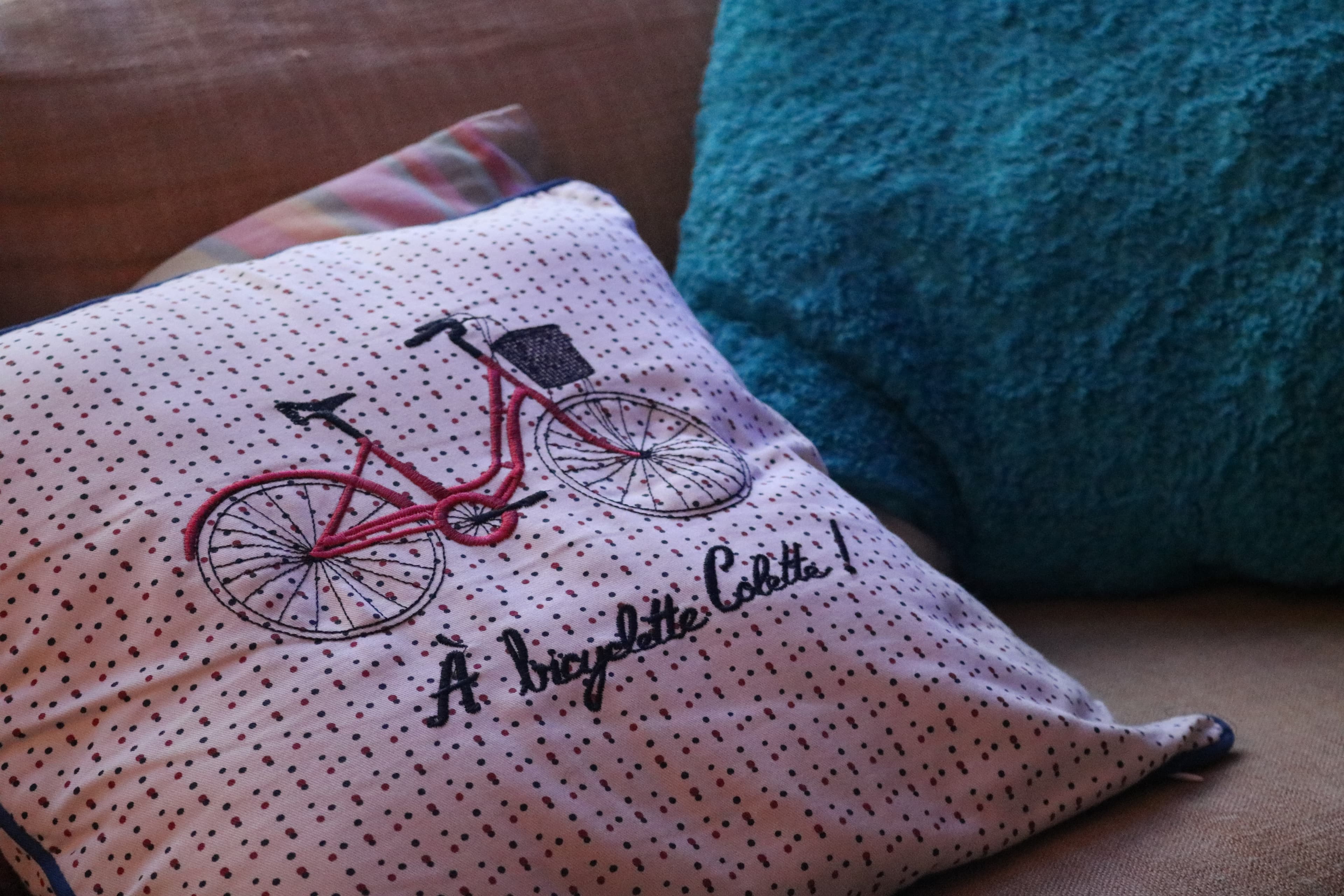 Cushion with a bicycle and the caption 'À bicyclette Colette !'